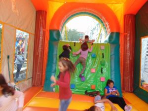 Alquilar castillos hinchables en Alicante, perfectos para la primavera