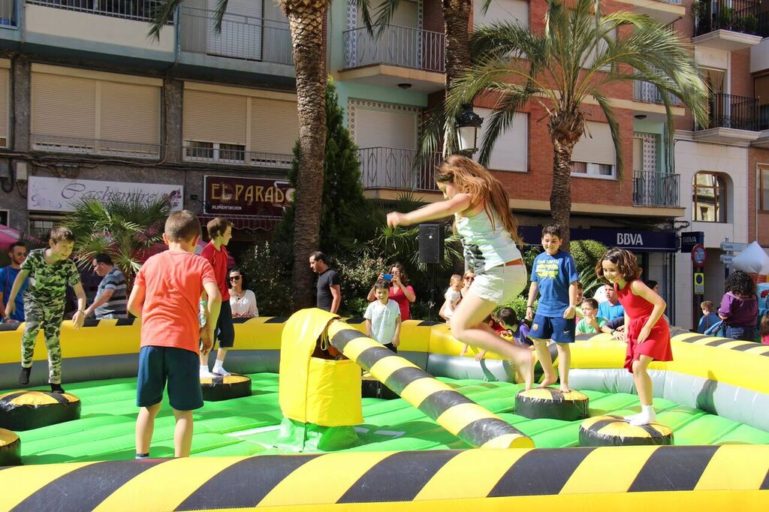 Alquilar castillos hinchables en Alicante, perfectos para la primavera